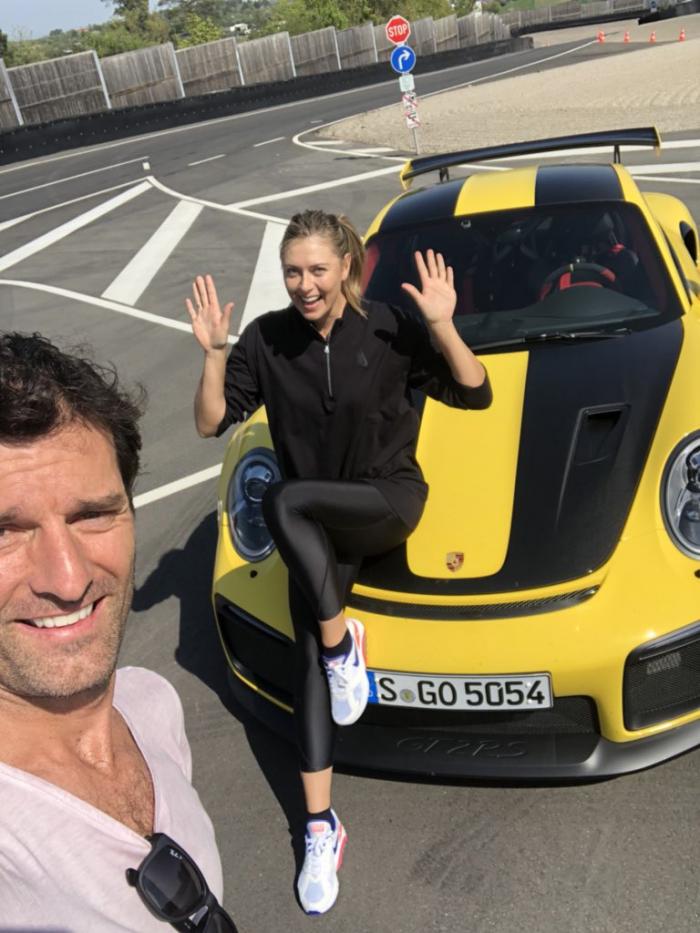Sharapova se anima a la velocidad con el piloto Mark Webber
