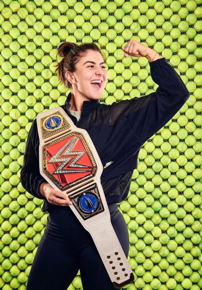 Bianca Andreescu recibe el cinturón personalizado de la WWE