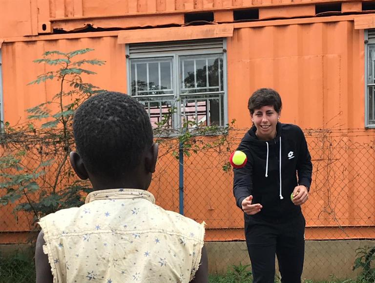 Suárez Navarro visita Uganda para un proyecto de tenis