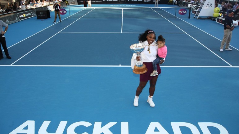 Serena termina con la espera de ganar un trofeo en Auckland, supera a Pegula en la final