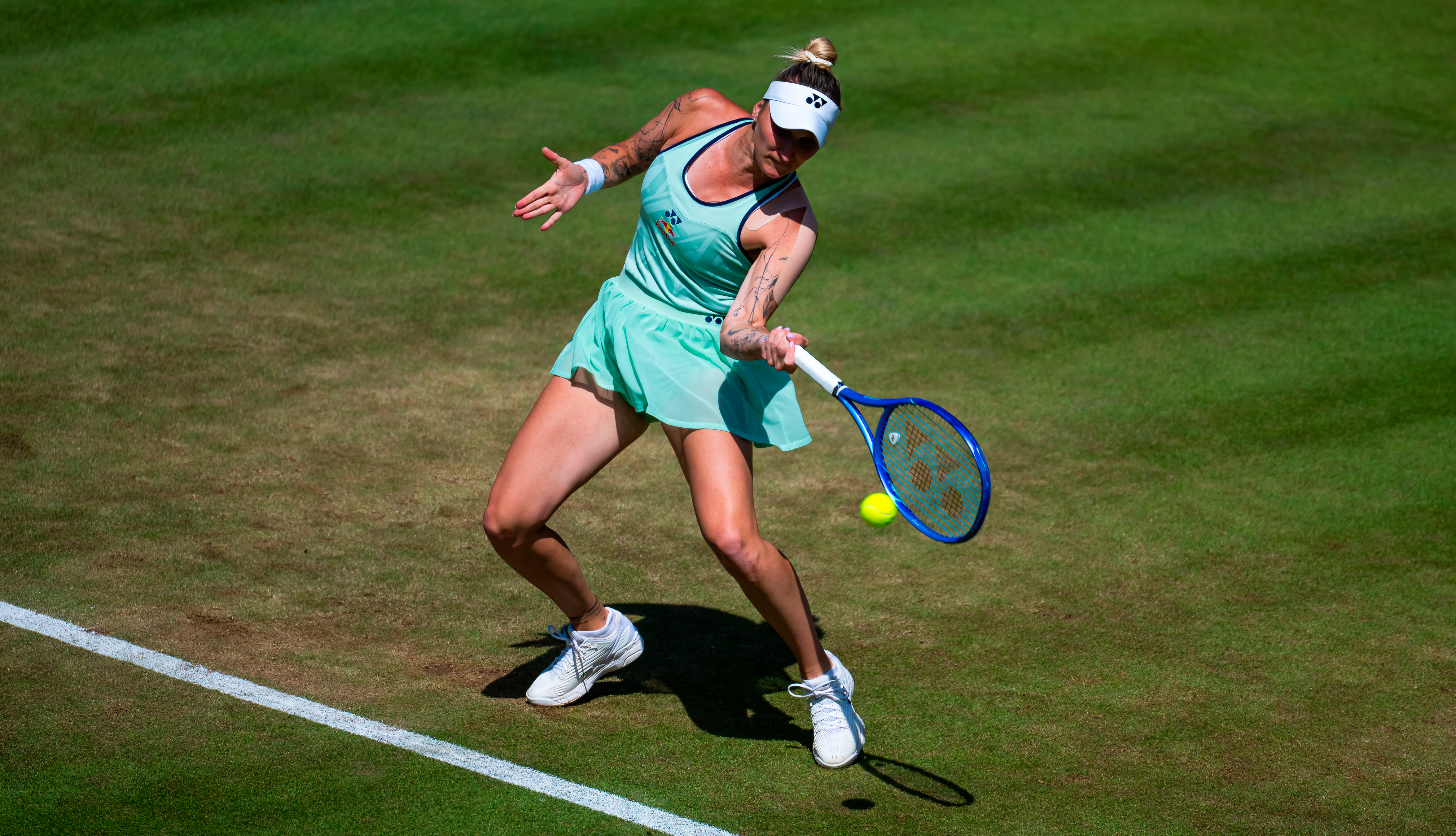Vondrousova vence a Jabeur en Berlín y regresa a semifinales tras 14 meses