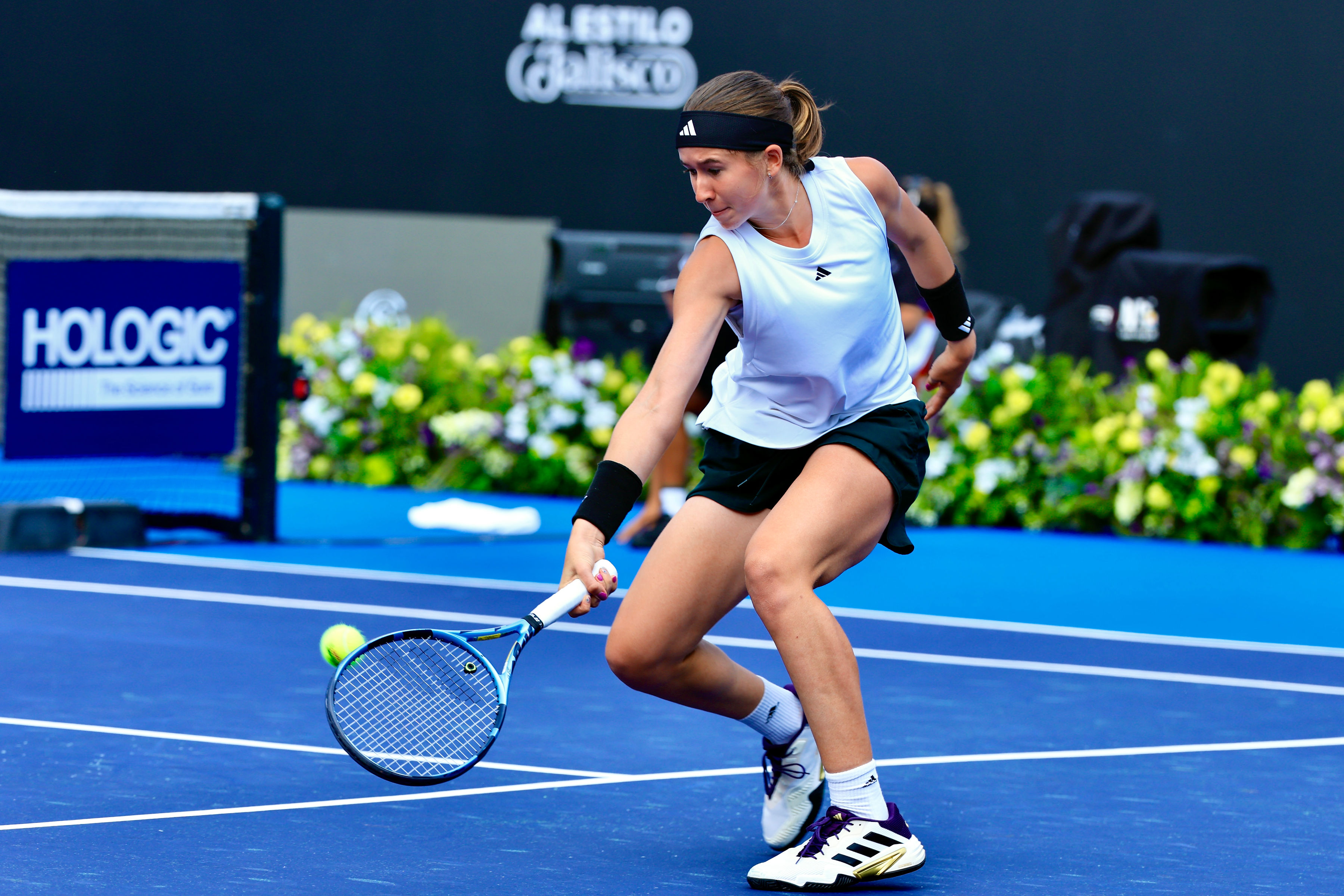 Nikola Bartunkova avanza a cuartos de final en el Abierto de Guadalajara 2025
