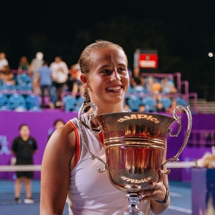 Hanne Vandewinkel con el trofeo del Abierto Tampico 2025